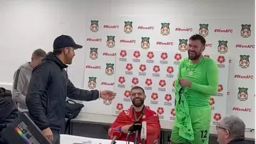 Τρομερός Ράιαν Ρέινολντς: Εισέβαλε στη συνέντευξη Τύπου για να πάρει τη φανέλα του Φόστερ (vid)