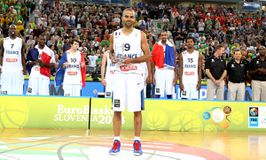 Οι Γάλλοι αποσύρουν τη φανέλα με το Νο 9 προς τιμή του Τόνι Πάρκερ