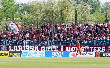 Πανό κατά Κούγια και «συμπαράσταση» από τους οπαδούς της ΑΕΛ στον Ηρακλή
