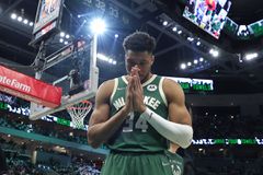 Ο Γιάννης Αντετοκούνμπο έκανε το μπλοκ της χρονιάς στον Λεμπρόν Τζέιμς (vid)