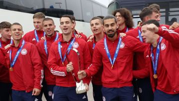 Επέστρεψαν στην Ελλάδα οι πρωταθλητές Ευρώπης Κ19 κι αποθεώθηκαν από τον κόσμο του Ολυμπιακού