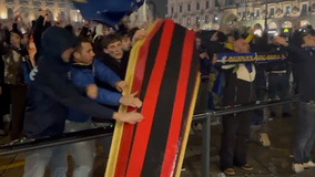 Οπαδοί της Ίντερ πίκαραν τη Μίλαν κουβαλώντας φέρετρο στα χρώματα των «ροσονέρι» (vid)