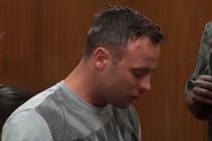 Χαμογελαστός, γκριζαρισμένος και αδυνατισμένος: Οι πρώτες φωτογραφίες του Πιστόριους μετά την αποφυλάκισή του (pics)