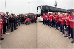 «Να’ τοι, να’ τοι οι πρωταθλητές» - Στην Ελλάδα ο Ολυμπιακός μετά την κατάκτηση του Youth League (vid)