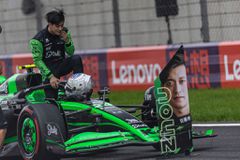 To εικοσαετές ταξίδι του Ζου και η αποθέωση από τους συμπατριώτες του (vid)