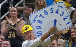 Επικό τρολάρισμα: Οι φίλαθλοι των Πέισερς έφεραν ρολόι για τις βολές του Γιάννη (vid)