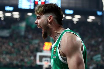 Λες και δεν υπάρχει πια κανένας γύρω του...