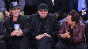 Ο Χάμιλτον και ο ΝτιΚάπριο αποχωρούν από τον χώρο της εστίασης