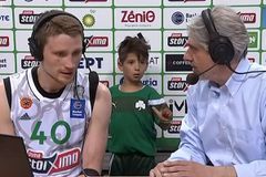 To «photobombing» μικρού φίλου του Παναθηναϊκού στην κάμερα της ΕΡΤ και το θανατηφόρο βλέμμα του Δ. Χατζηγεωργίου (vid)