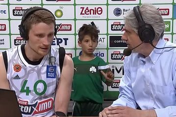 To «photobombing» μικρού φίλου του Παναθηναϊκού στην κάμερα της ΕΡΤ και το θανατηφόρο βλέμμα του Δ. Χατζηγεωργίου (vid)
