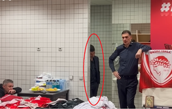 H συγκλονιστική στάση σώματος του team manager του Ολυμπιακού στην ομιλία του Μπαρτζώκα μετά τον τελικό (vid)