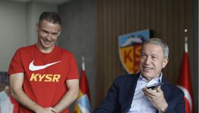 Ο Κολοβέτσιος διαμεσολάβησε σε συνομιλία των Υπουργών Άμυνας Ελλάδας και Τουρκίας (vids)