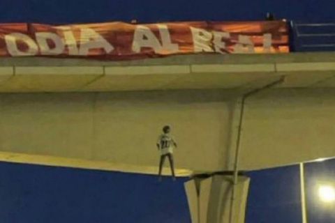 Η σοκαριστική «κούκλα Βινίσιους» σε γέφυρα της Μαδρίτης και οι τέσσερις συλλήψεις (vid)