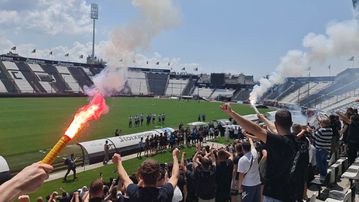 «Ντόπες» από τον κόσμο του ΠΑΟΚ στους παίκτες της ομάδας (pics/vids)