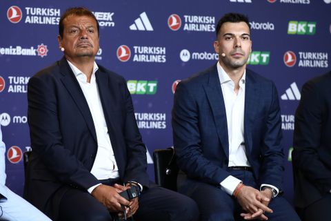 Η... υπόκλιση του Σλούκα στον Αταμάν για τους «Galacticos»: «Είναι expert» (vid)