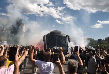 Αποθέωση της αποστολής του Άρη στο… ξεπροβόδισμα για τον Βόλο (vid+gallery)