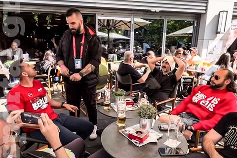 Αυτό είναι το Final Four: Φίλοι του Ολυμπιακού και ένας Παναθηναϊκός πίνουν μαζί μπύρες στο Βερολίνο! (vid)