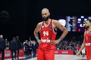 Τα έσπασαν οι «ερυθρόλευκοι» με 5/27 τρίποντα: Μόνο ο Φουρνιέ στο ύψος του