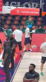 Tα high five του Γιαννακόπουλου με τους παίκτες της ομάδας στην Etihad Arena πριν τον ημιτελικό με τη Φενέρ