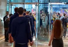 Η αποστολή της Φενέρ αποχωρεί από το ξενοδοχείο με προορισμό την Etihad Arena