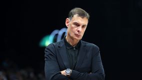 Δεν πίστευε στα μάτια του ο Μπαρτζώκας - Βλέμμα στο άπειρο για τον τεχνικό του Ολυμπιακού