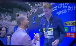 Τελετή παράδοσης - παραλαβής: Ο Φελπς έκανε την απονομή στον κολυμβητή που κατέρριψε το ρεκόρ του