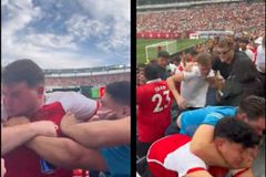 Οπαδοί πιάστηκαν στα χέρια στο φιλικό παιχνίδι της Μάντσεστερ Γιουνάιτεντ με την Άρσεναλ (vids)