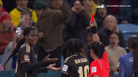 H Σο «γκρέμισε» την αντίπαλο της στο Γαλλία - Τζαμάικα και πήρε κόκκινη κάρτα