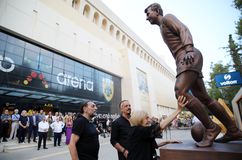 Το συγκλονιστικό χάδι της κυρίας Ελένης στο άγαλμα του Νεστορίδη (Vid)