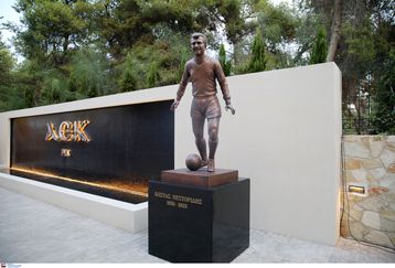 Η σύζυγος και οι γιοι του Κώστα Νεστορίδη στα αποκαλυπτήρια του αγάλματος