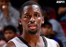 Ο Τζόουνς-Γκαρσία υπέγραψε two-way συμβόλαιο με τους Σαν Αντόνιο Σπερς