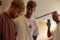 Ο Ντε Μπρόινε με αφορμή το τρεμπλ έκανε δώρο στους συμπαίκτες του iPhone αξίας 5,000 ευρώ!