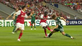 Τάκλιν αυτοθυσίας από τον Γέντβαϊ σε σουτ του Μπρούμα