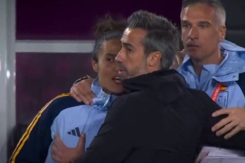 Νέο σάλος στην Ισπανία: Ο προπονητής της Εθνικής ομάδας πανηγύρισε αγγίζοντας το στήθος της βοηθού του (vid)