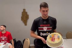 Βγήκαν οι... κόμπρες στην Κύπρο - Ο Ολυμπιακός έκανε έκπληξη στον Γιαννούλη Λαρεντζάκη που έγινε 30 ετών (vid)