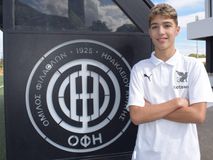 Ιστορική στιγμή στον ΟΦΗ: Επαγγελματίας ο 15χρονος Τσαλπατούρος