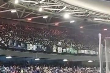 Η είσοδος των τερματοφυλάκων του Παναθηναϊκού και οι οπαδοί των Πρασίνων