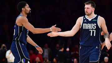 Όταν ο Λούκα Ντόντσιτς αποθέωνε τον πρώην συμπαίκτη του, Σπένσερ Ντίνγουιντι (vid)