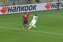 Οργή κατά Νταμπάνοβιτς και Κεντζιόρα από τη Λιλ: «Ο Φερνάντες... έπεσε από τον άνεμο και όχι από το χυδαίο χτύπημα»