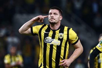 Δεν υπάρχει ανησυχία για Γιόβιτς παρά το... δέσιμο στο χέρι