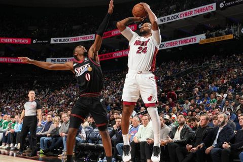 Με Πάουελ να «οργιάζει», οι Χιτ πέρασαν από τη Φιλαντέλφια