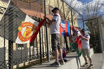 Γιατί φίλοι της Μάντσεστερ Γιουνάιτεντ βρίσκονται στον Βόλο και θα δουν το ματς με τον Λεβαδειακό (pics)