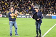 Αποθέωση και συγκίνηση για τον Μανόλο Χιμένεθ - Βράβευση από Ηλιόπουλο (pics, vid)