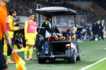 Άτυχος ο Αλφαρέλα και αναγκαστική αλλαγή - Φόβοι για σοβαρή ζημιά - Χειροκροτήθηκε από τους οπαδούς της ΑΕΚ (pics)