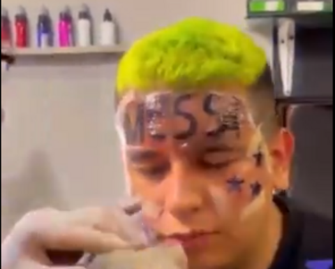 Οπαδός έκανε τατουάζ τον Μέσι στο πρόσωπο του (vid)