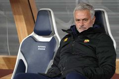 Ζοζέ Μουρίνιο: Δώρισε το μπουφάν του σε παιδί και φούντωσε τις φήμες για την εθνική ομάδα (vid)