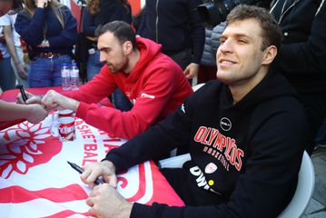 Βεζένκοφ: «Η επαφή με τον κόσμο μας βγάζει από τη ρουτίνα»