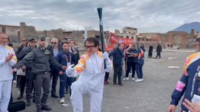 Ο Τζάκι Τσαν με την Φλόγα των Χειμερινών Ολυμπιακών Αγώνων «Μιλάνο - Κορτίνα 2026» (vid)