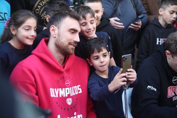 Μιλουτίνοφ: «Θα με κάνει περήφανο αν έστω κι ένα παιδί που έβγαλε φωτογραφία μαζί μου γίνει μπασκετμπολίστας»