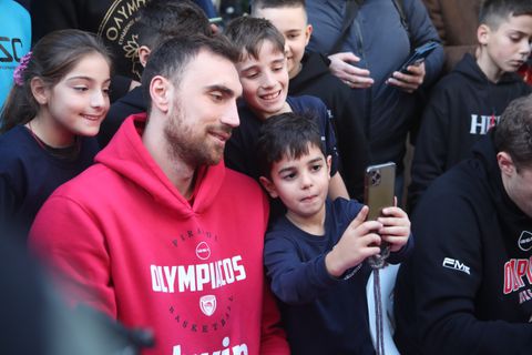 Μιλουτίνοφ: «Θα με κάνει περήφανο αν έστω κι ένα παιδί που έβγαλε φωτογραφία μαζί μου γίνει μπασκετμπολίστας»